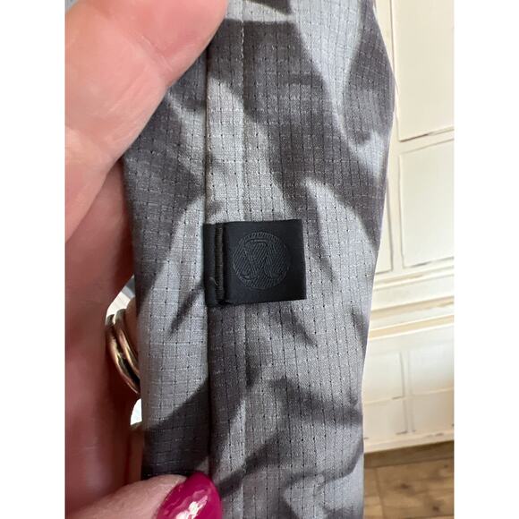 Lululemon men’s gray patterned Hawaiian style button down shirt see measurements - Picture 2 of 4